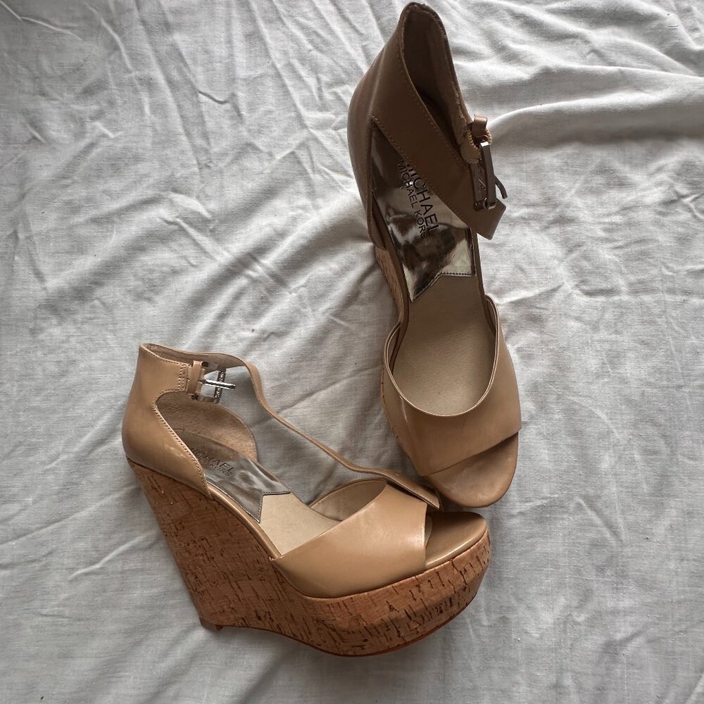 Michael Kors Size 8M Wedge Platform Sandal Tan